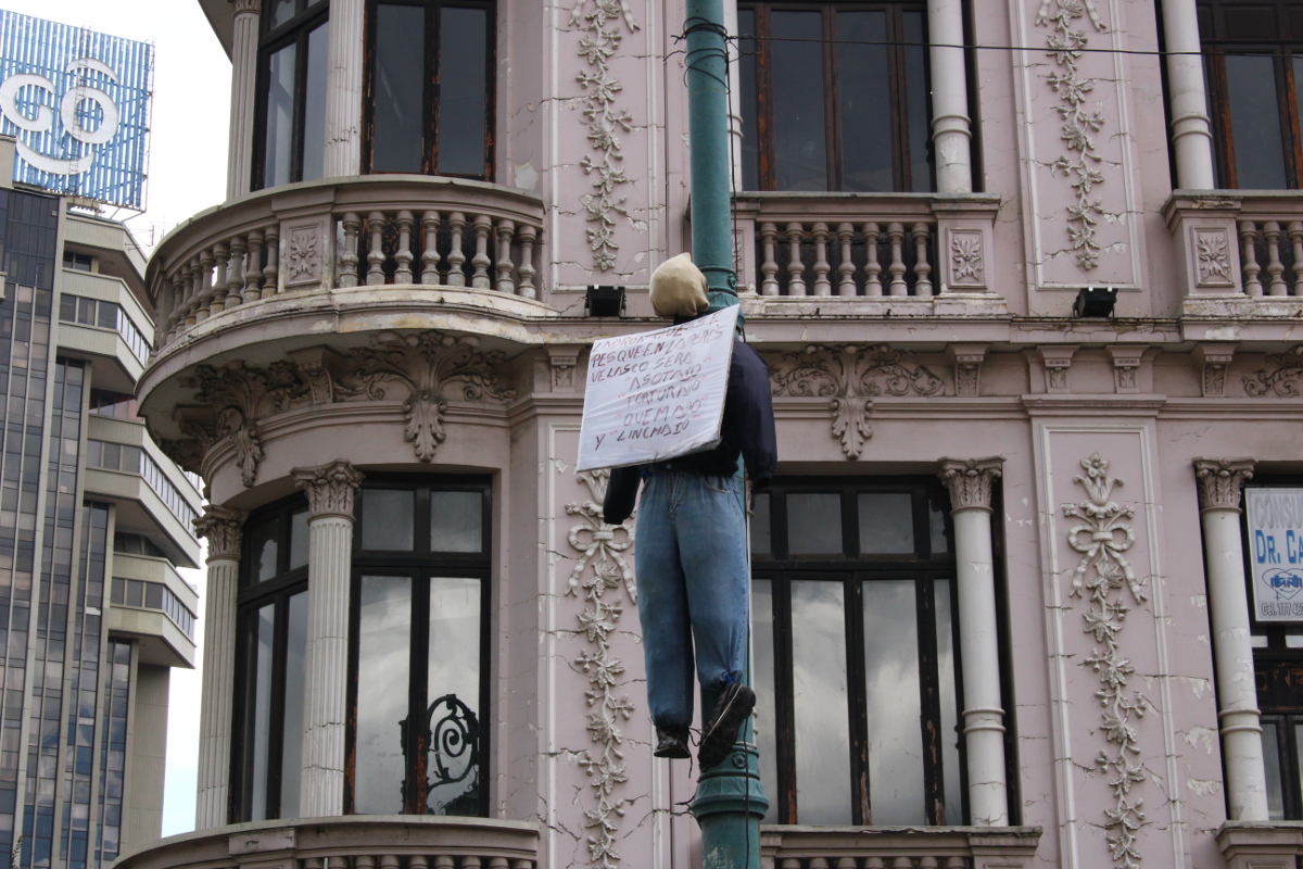 sicurezza in Bolivia: pupazzo impiccato a La Paz