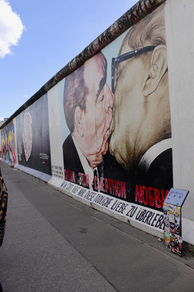 murales bacio muro di berlino east side gallery