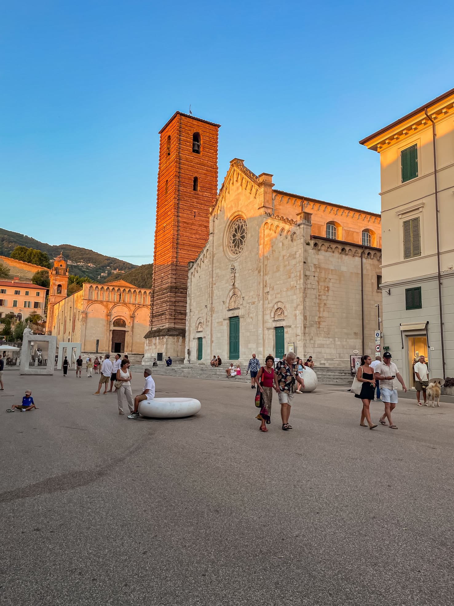 cosa vedere a pietrasanta: piazza duomo