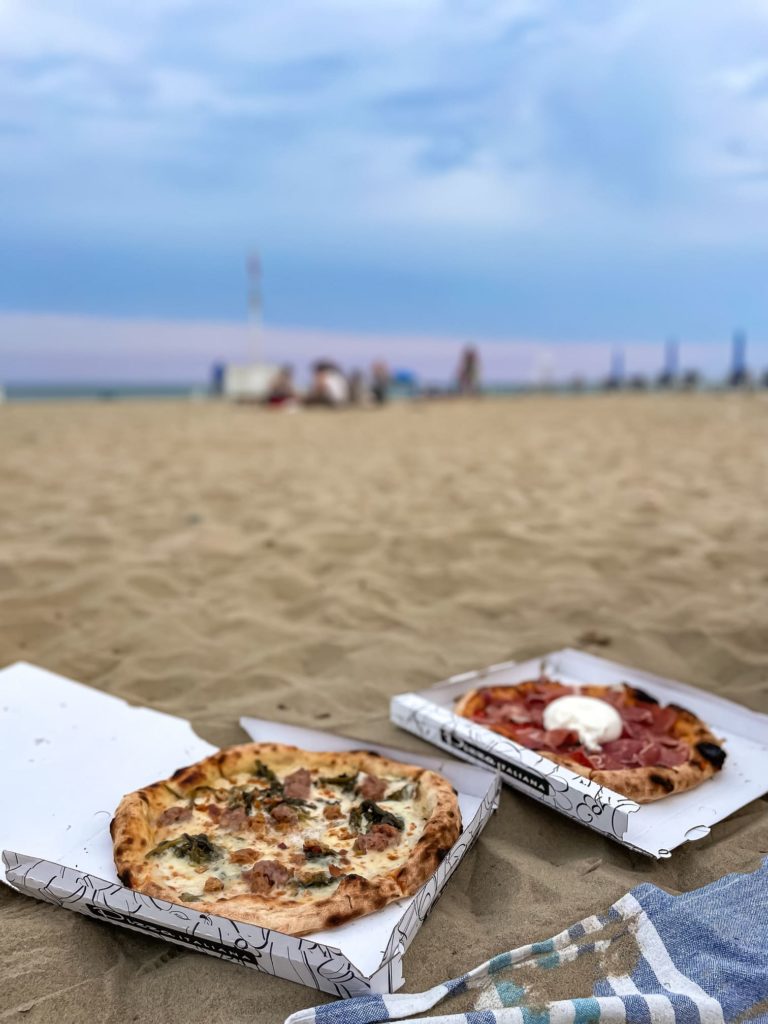 mangiare pizza in spiaggia lido di camaiore